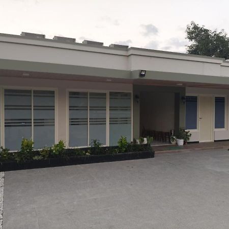 El Nipa Hotel Labuan Bajo Exterior photo